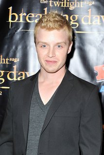 Noel Fisher.jpg